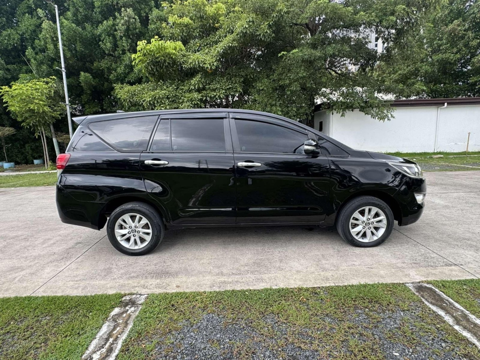 Toyota Innova E Series 2016