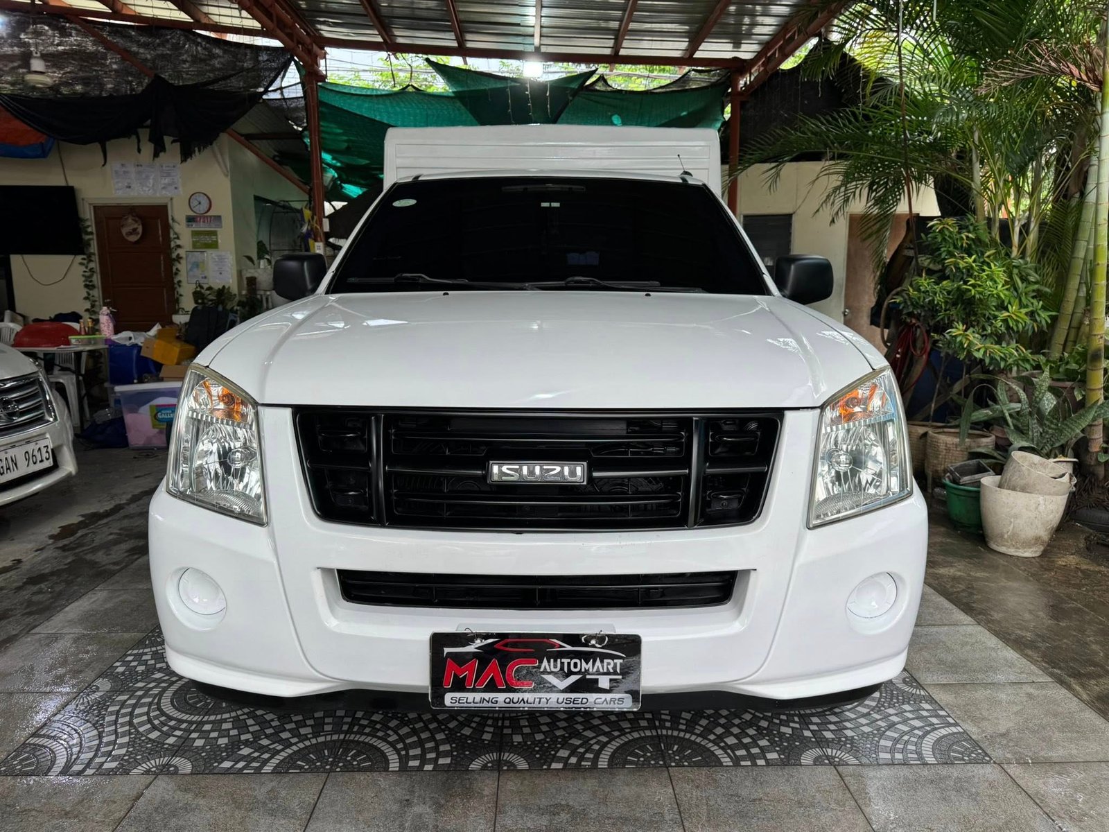 Isuzu IPV Van Series 2009