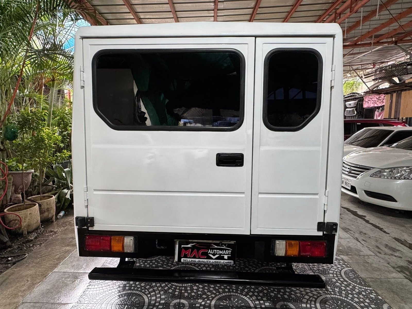 Isuzu IPV Van Series 2009