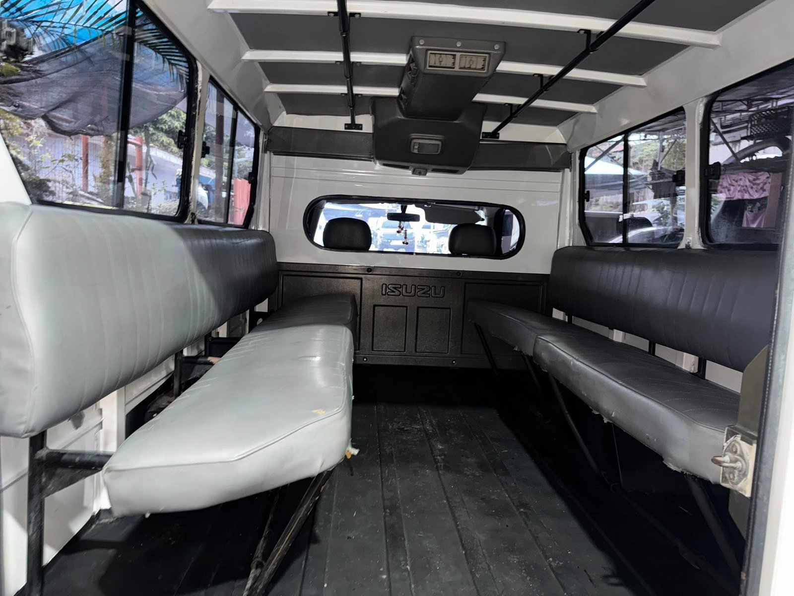 Isuzu IPV Van Series 2009