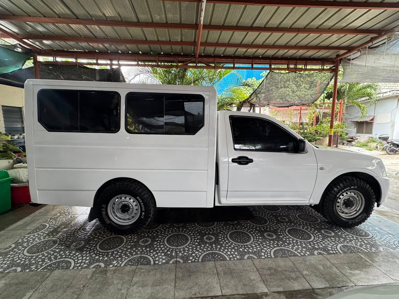 Isuzu IPV Van Series 2009