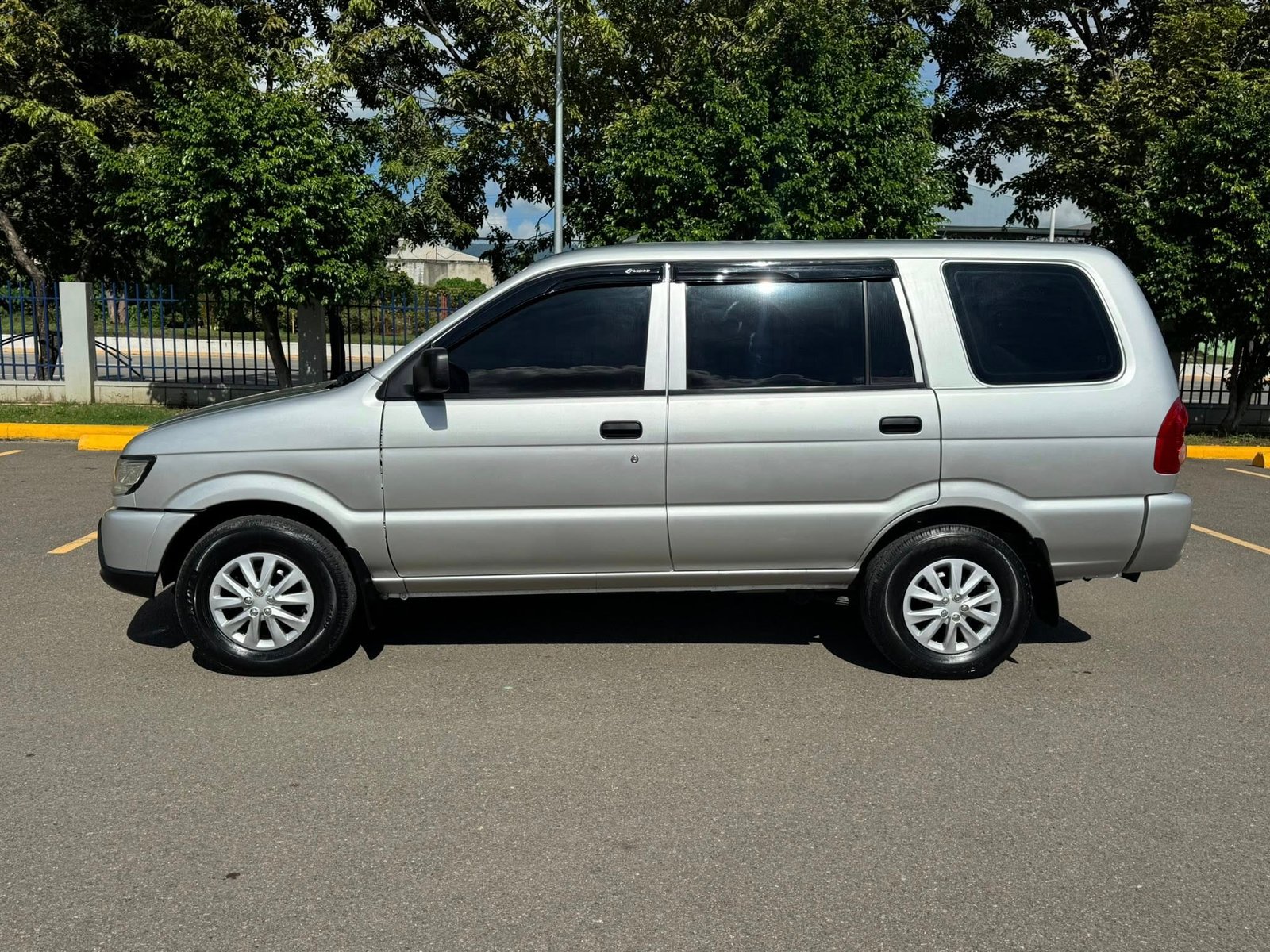 Isuzu Crosswind XL Series 2015